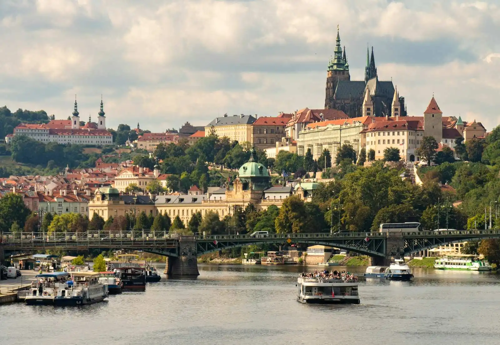 Pohled na Pražský hrad s katedrálou sv. Víta nad levým břehem Vltavy.