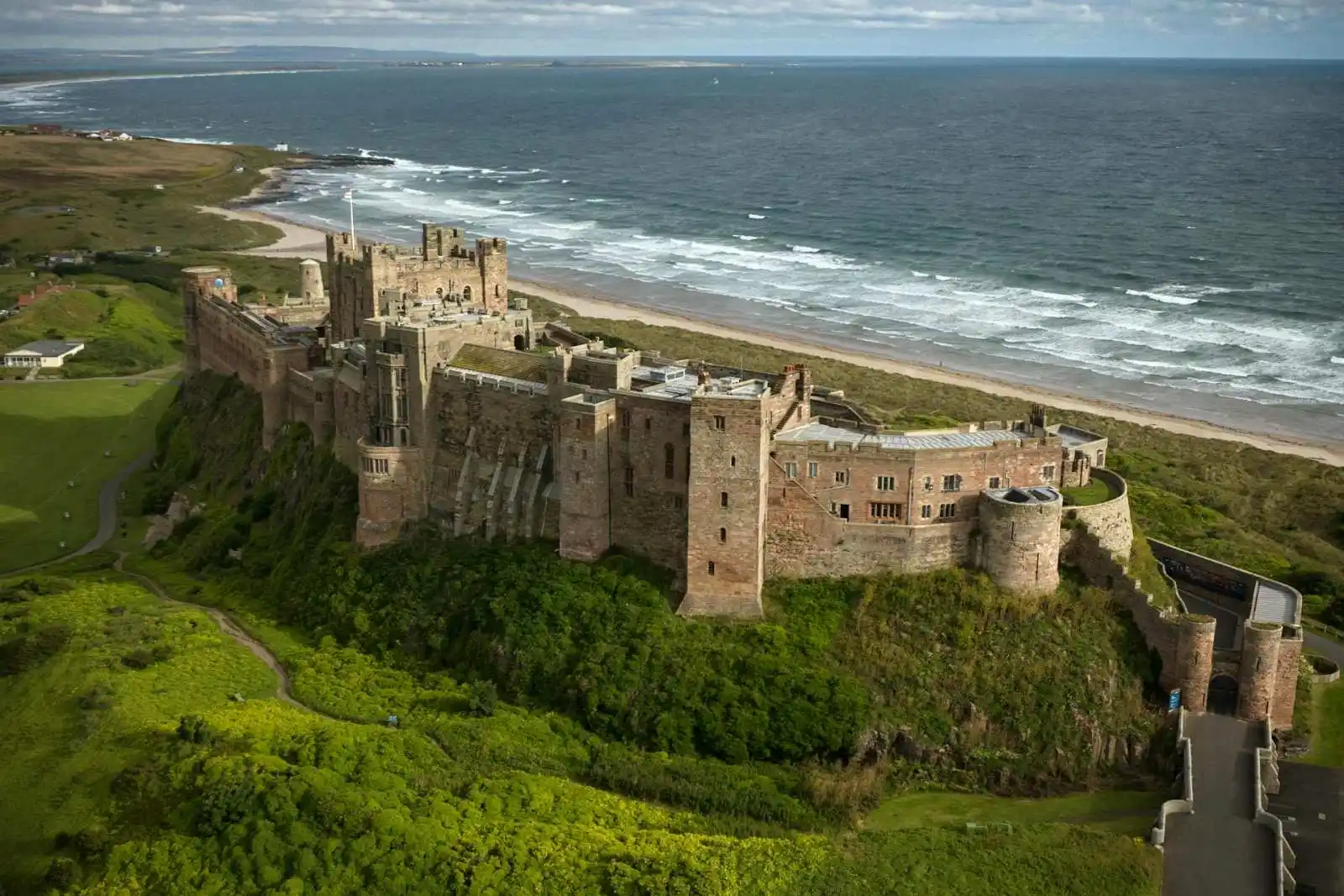 Pohled shora odhaluje rozsáhlý areál Bamburgh Castle i jeho strategickou polohu.