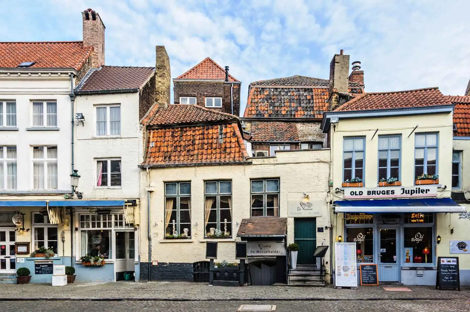 Útulné restaurace, kavárny a tradiční pivnice patří k neodmyslitelné atmosféře historického centra Brugg.